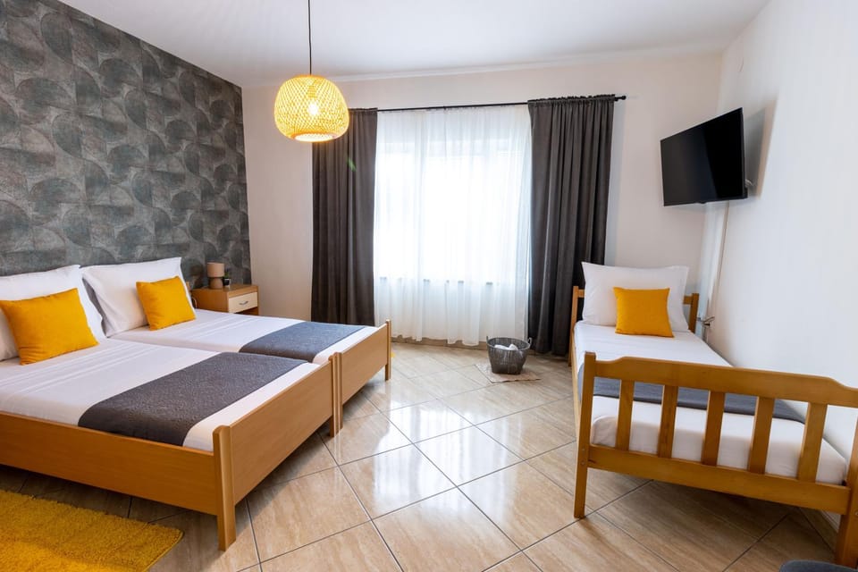 Bed, TV and multimedia, Bedroom