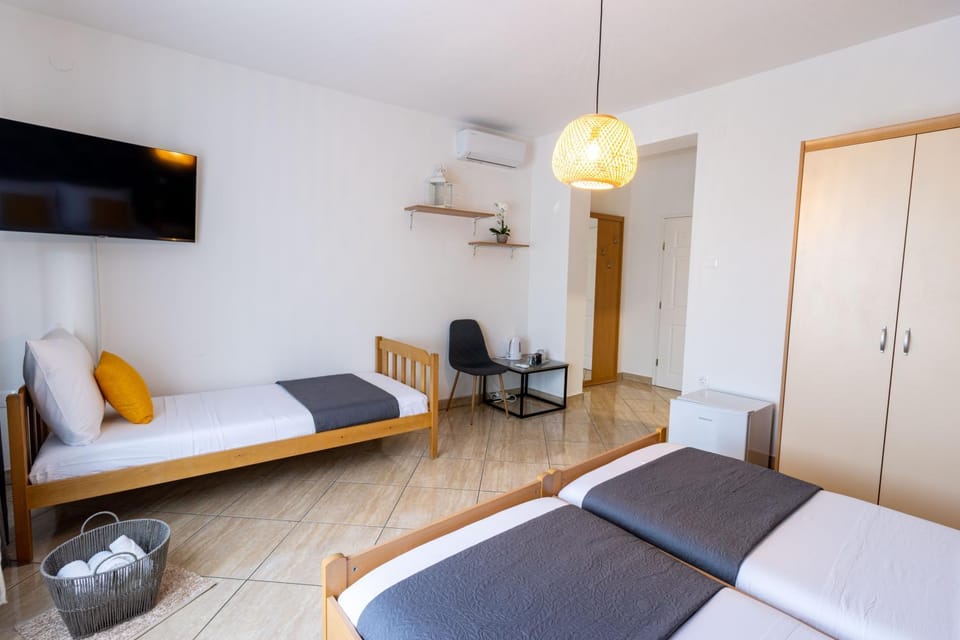 Bed, TV and multimedia, Seating area, Bedroom, air conditioner