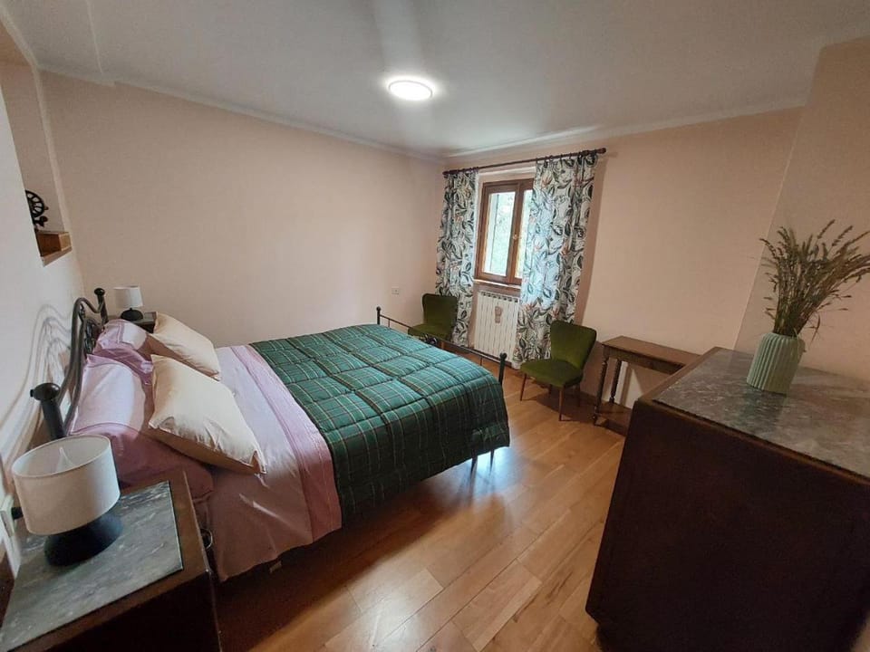 Bed, TV and multimedia, Bedroom, wardrobe