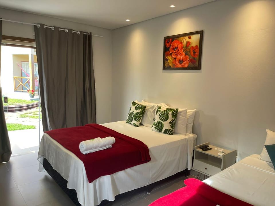 Bed, TV and multimedia, Photo of the whole room, Bedroom, towels
