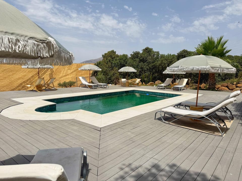 Patio, Day, Natural landscape, Mountain view, Mountain view, Pool view, Swimming pool, sunbed