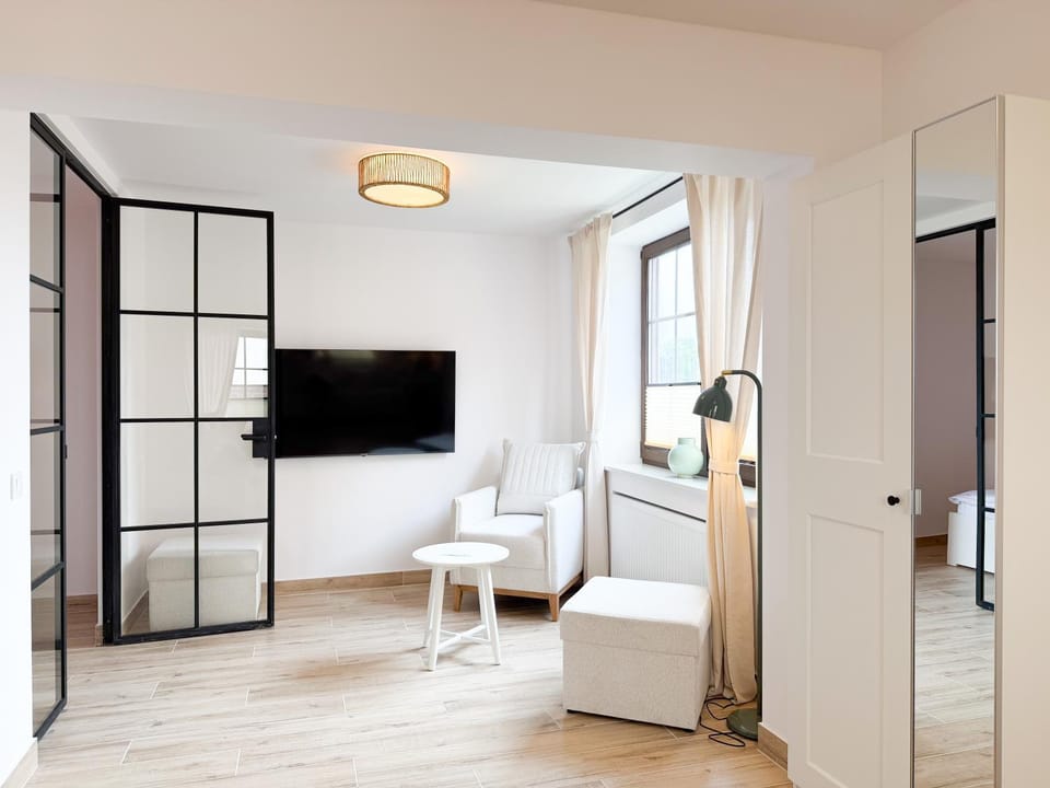 TV and multimedia, Living room, Seating area, wardrobe