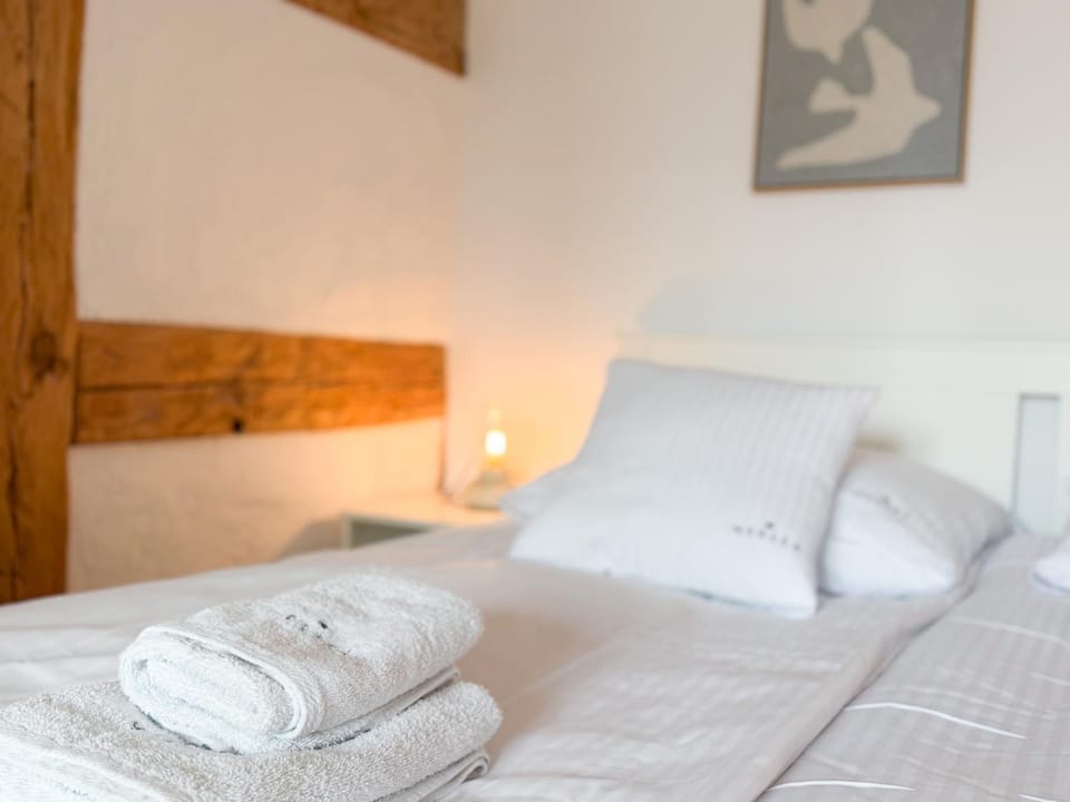 Bed, Bedroom, towels