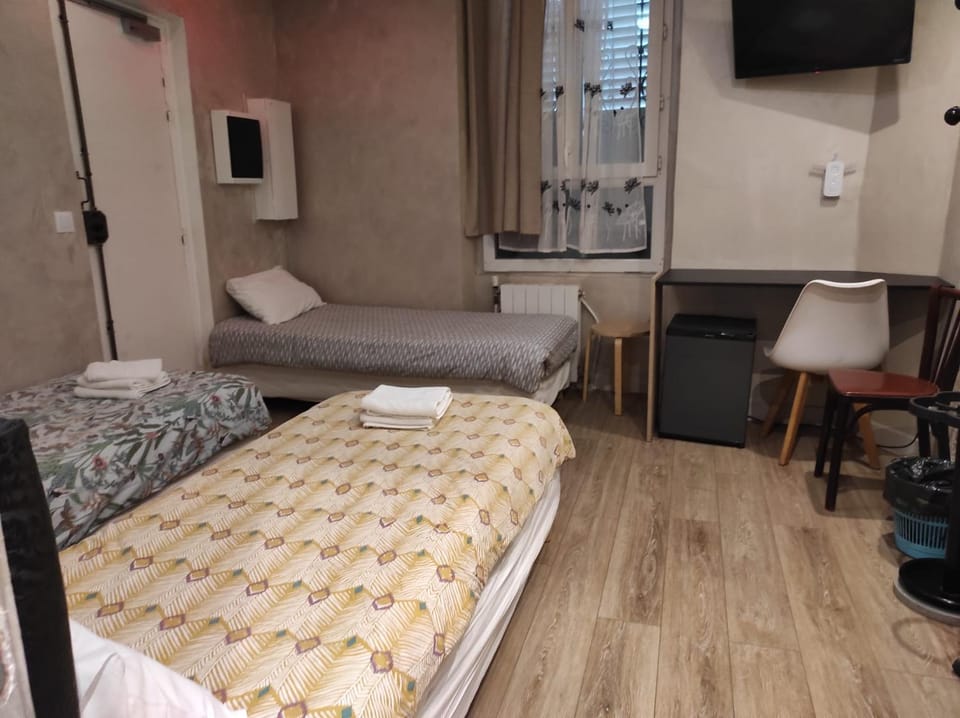 Bed, TV and multimedia, Photo of the whole room, Seating area, Bedroom, towels