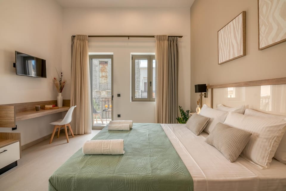 Bed, TV and multimedia, Bedroom, towels