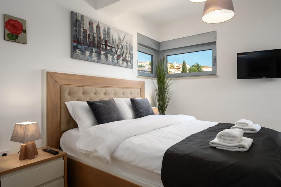 Bed, TV and multimedia, Photo of the whole room, Bedroom
