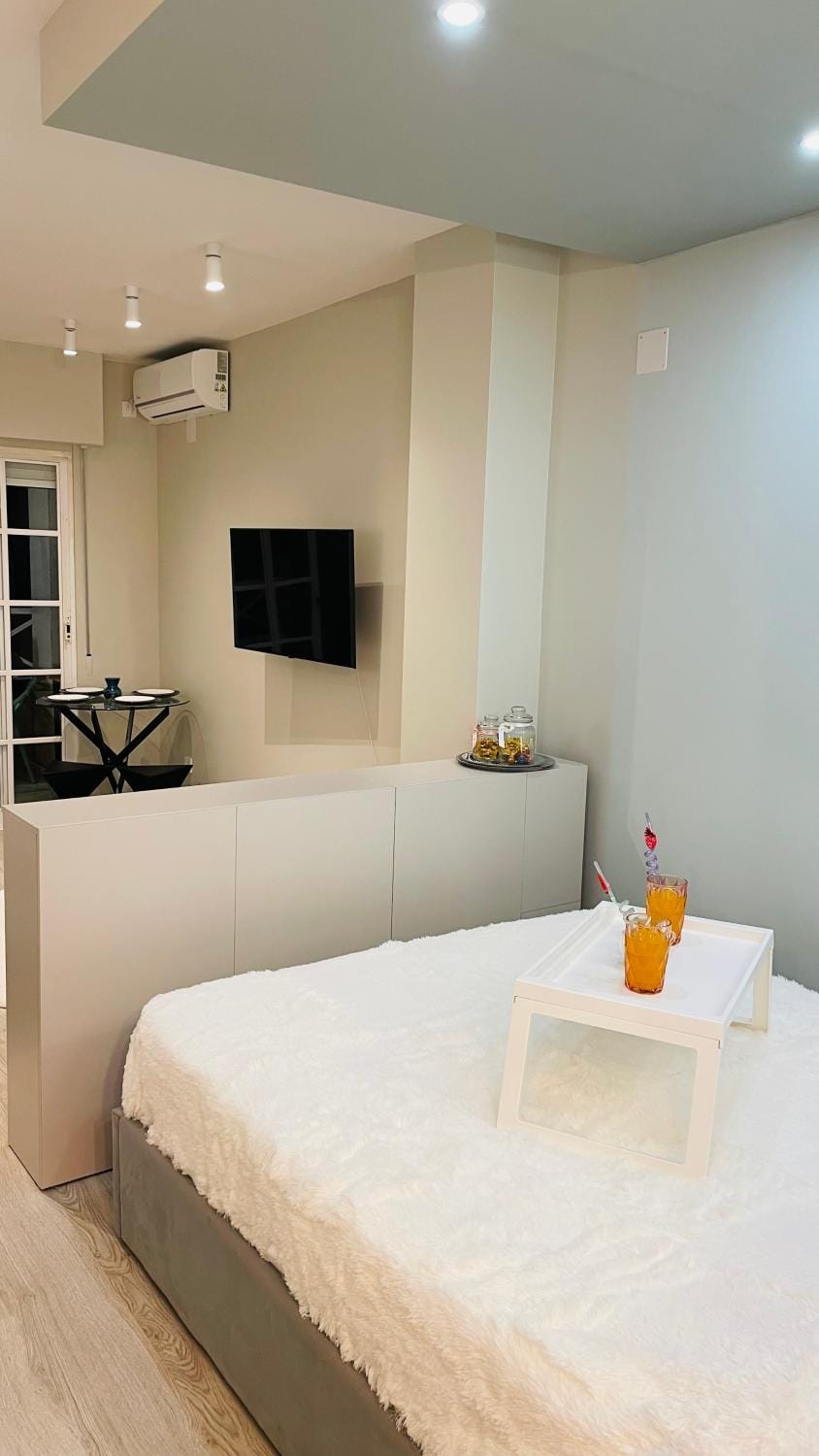 Bed, TV and multimedia, Food and drinks, Photo of the whole room, Bedroom