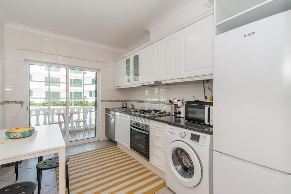Kitchen or kitchenette, Dining area, dishwasher, minibar, pet friendly, stove, washing machine
