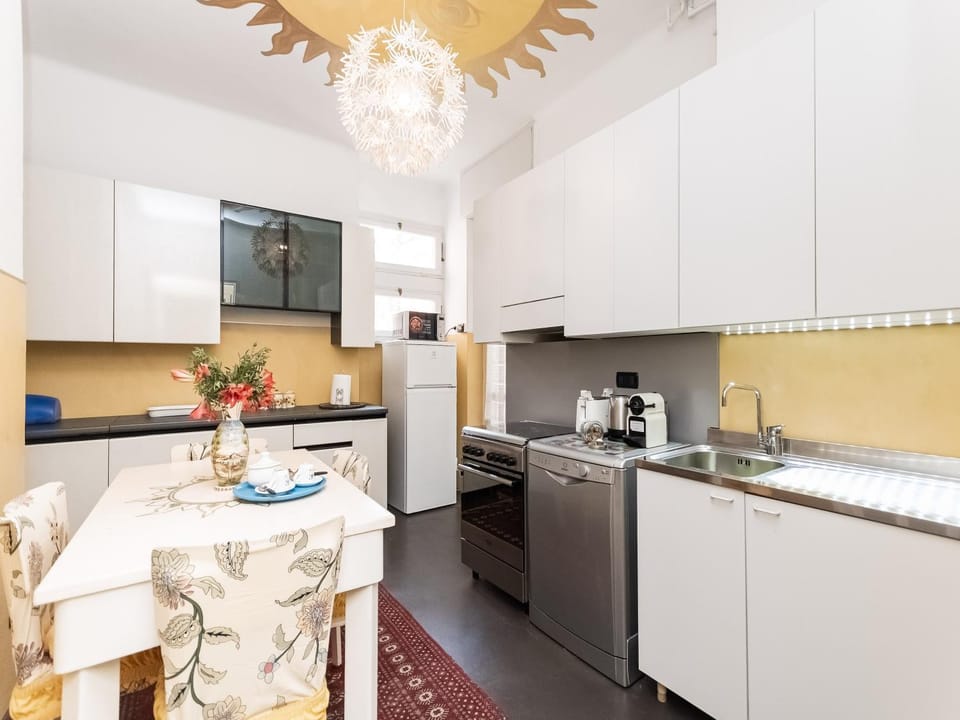 Coffee/tea facilities, Kitchen or kitchenette, Dining area, dishwasher, oven, stove, toaster