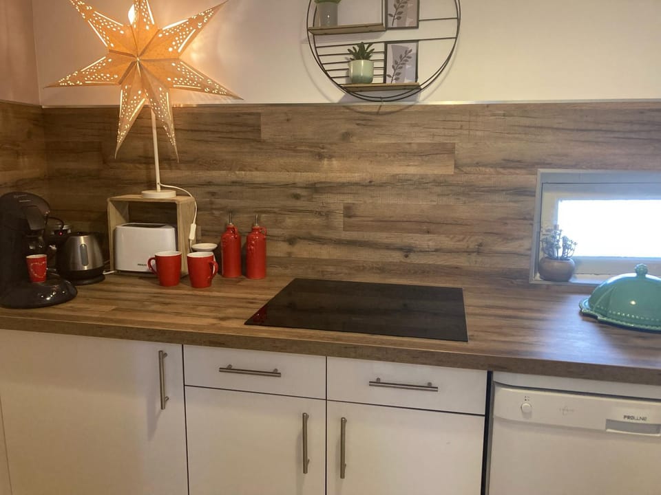Coffee/tea facilities, Kitchen or kitchenette, stove, toaster