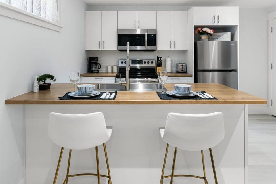 Beautiful 1 bedroom apartment - private entrance Apartment in Moncton