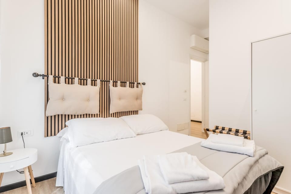 Photo of the whole room, Bedroom, towels
