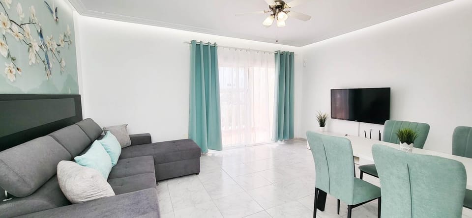 TV and multimedia, Seating area, fireplace