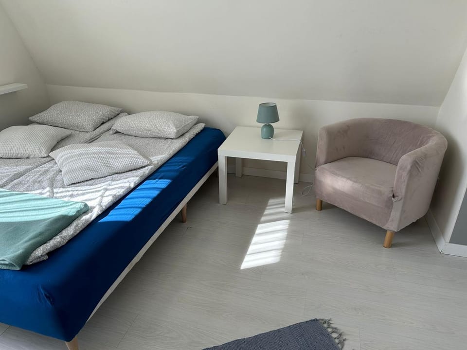 Bed, Photo of the whole room, Seating area, Bedroom