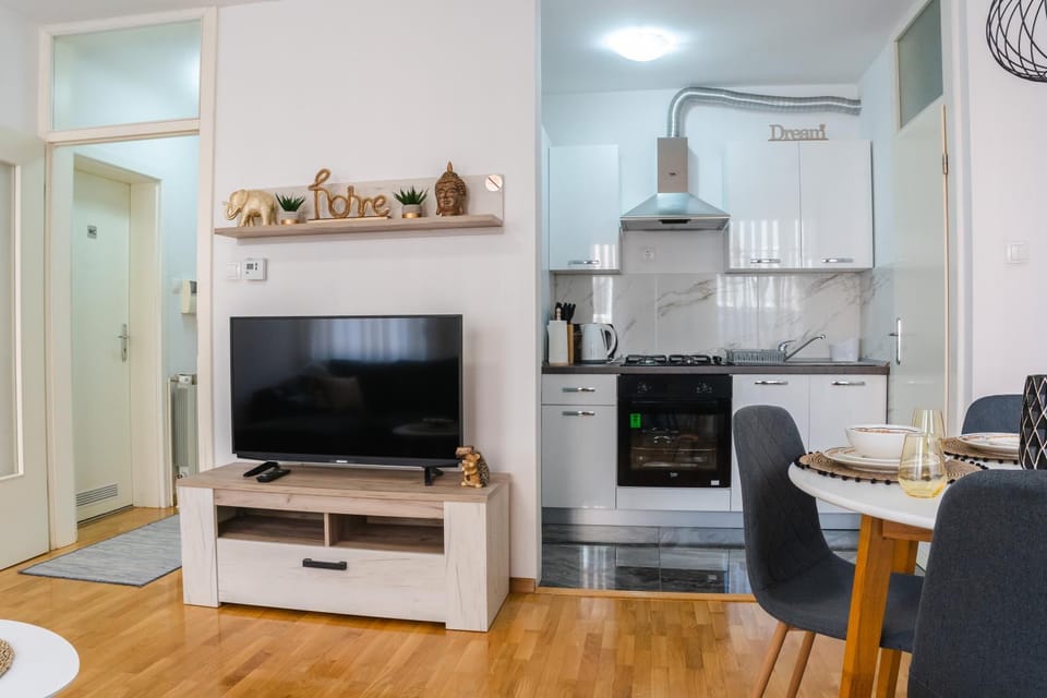 TV and multimedia, Coffee/tea facilities, Kitchen or kitchenette, Dining area, oven, stove