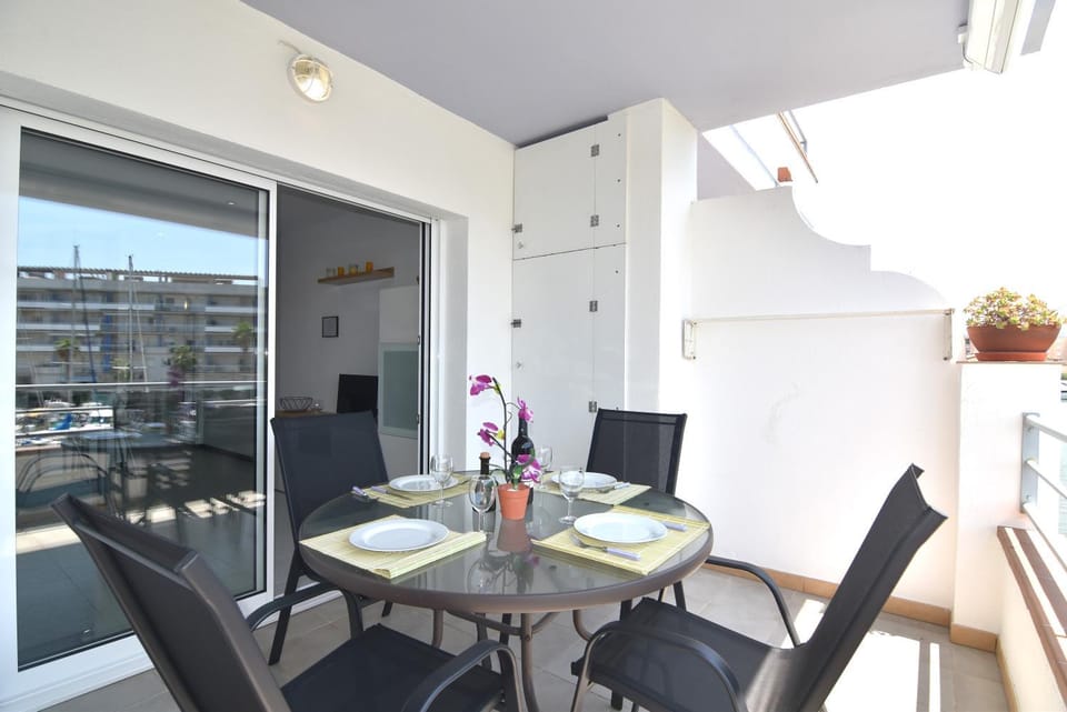 View (from property/room), Balcony/Terrace, Dining area