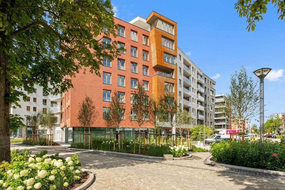 Property building, Spring, Day, Neighbourhood, Natural landscape, Location