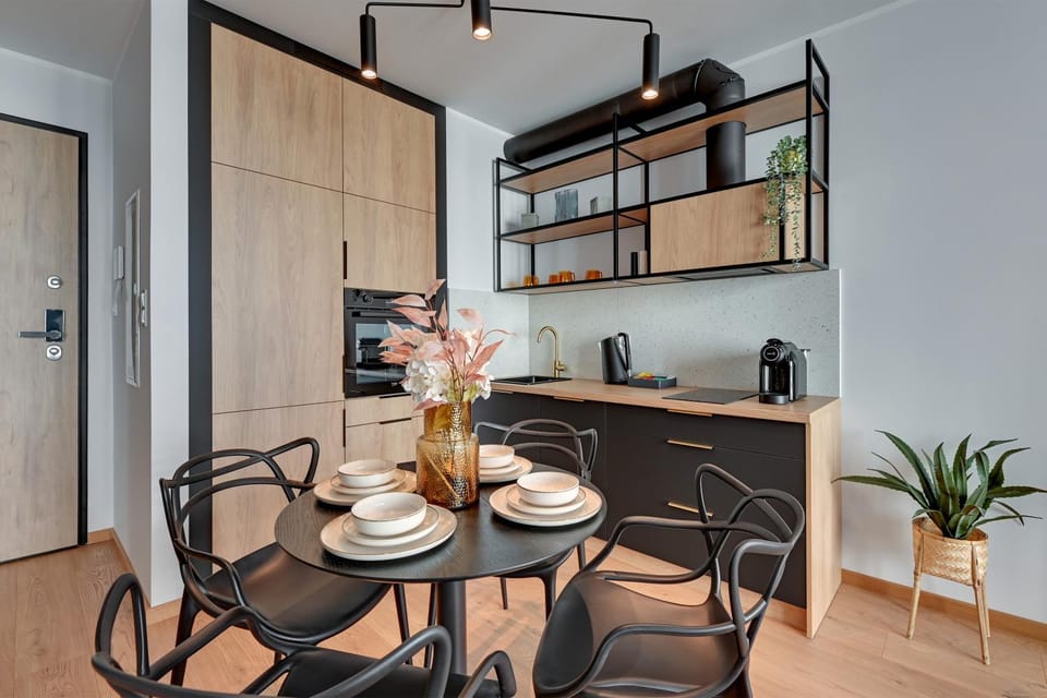 Coffee/tea facilities, Kitchen or kitchenette, Seating area, Dining area