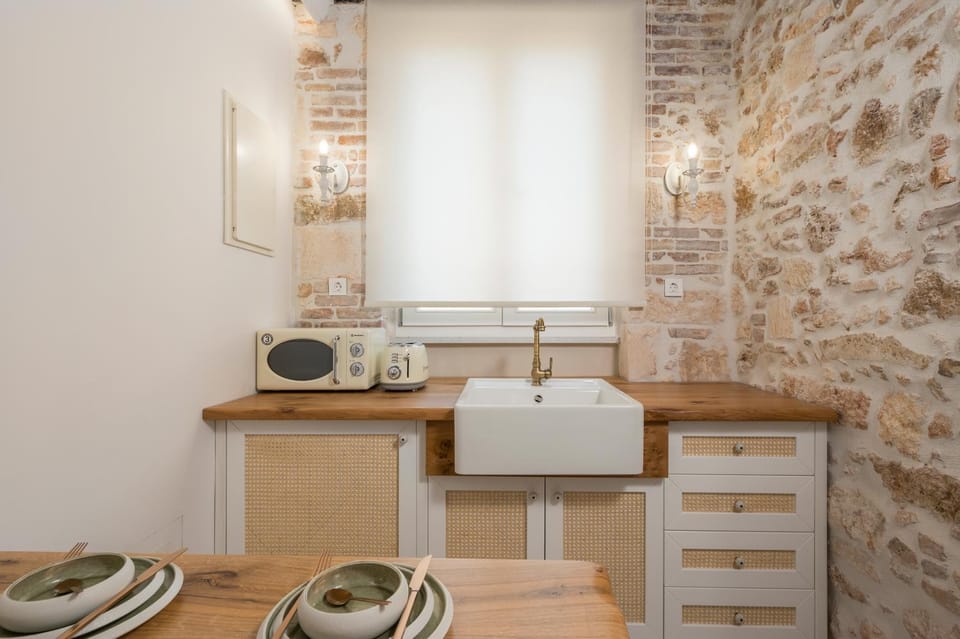 Kitchen or kitchenette, minibar