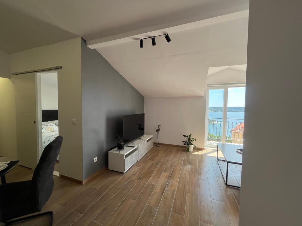 Communal lounge/ TV room, TV and multimedia, Sea view