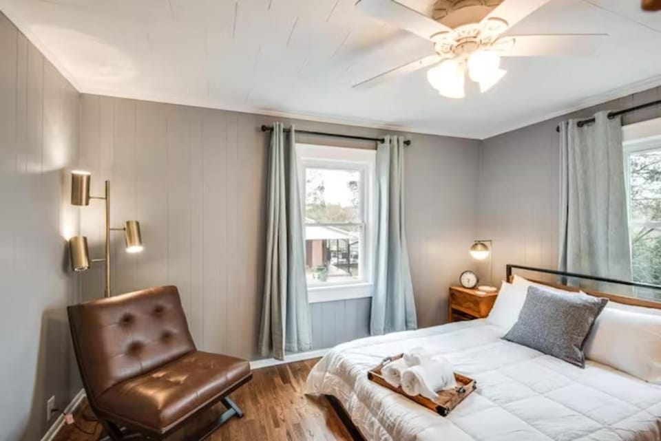 Southern Charm Cottage House in Hickory