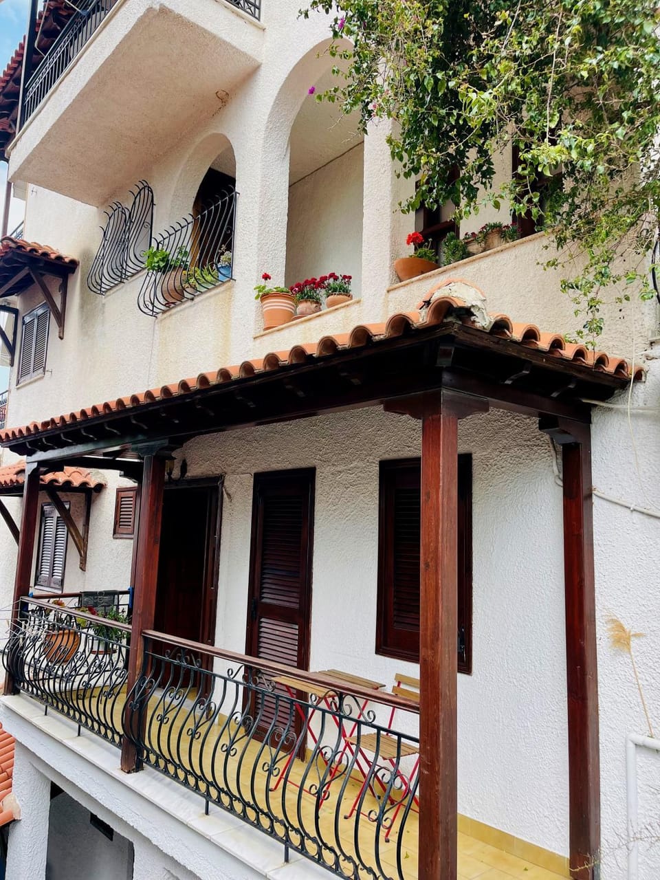 Property building, Day, Balcony/Terrace