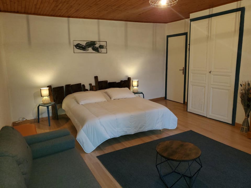 Photo of the whole room, Bedroom