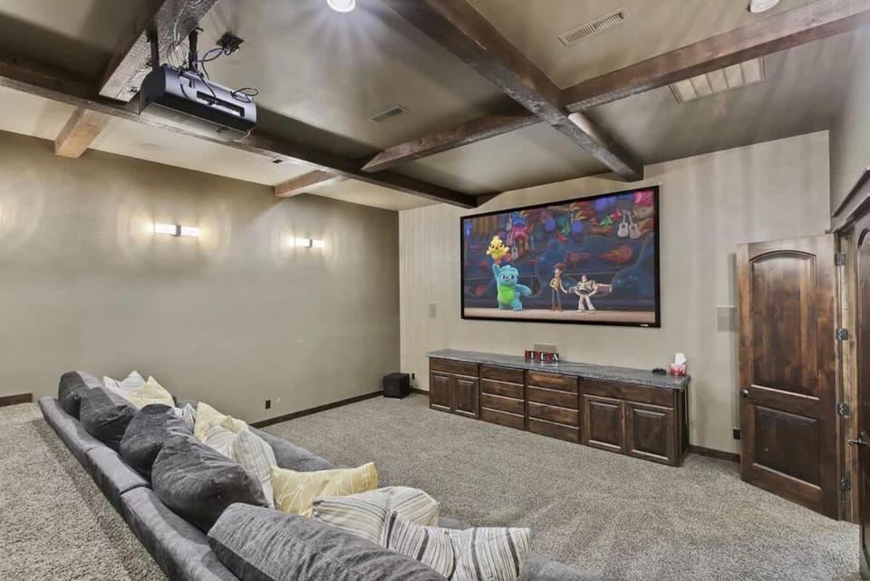 Entertainment Castle - Large Group & Company Func House in Meridian
