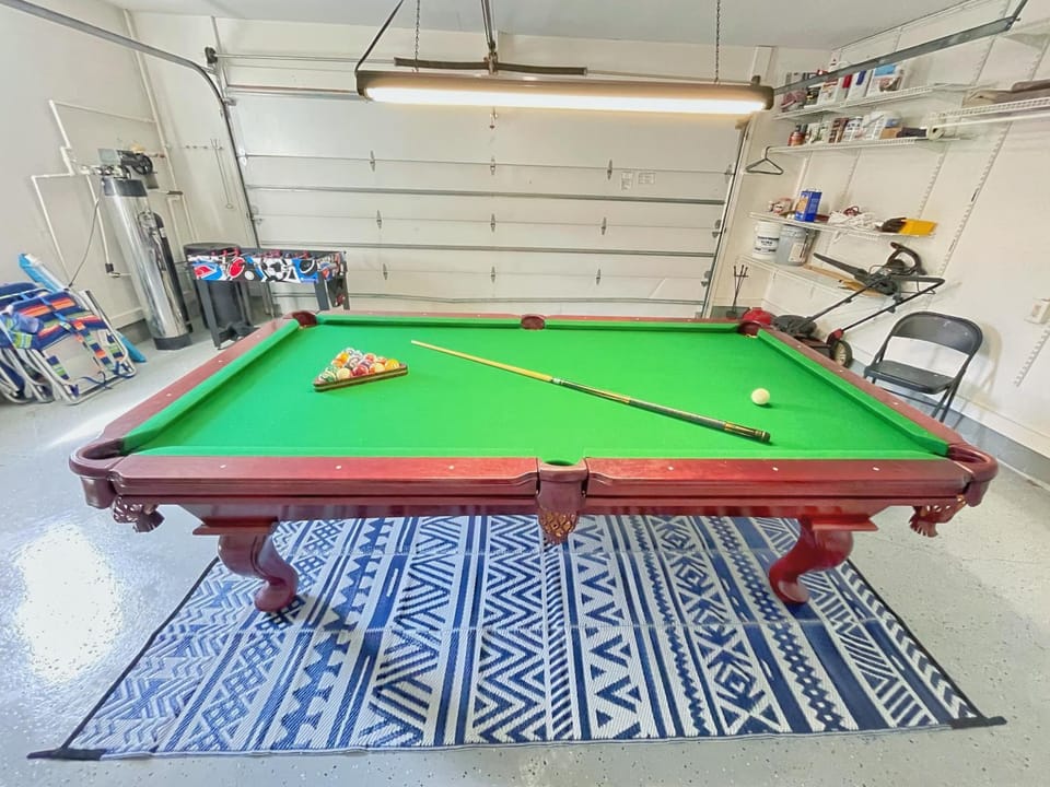 Billiard, Game Room