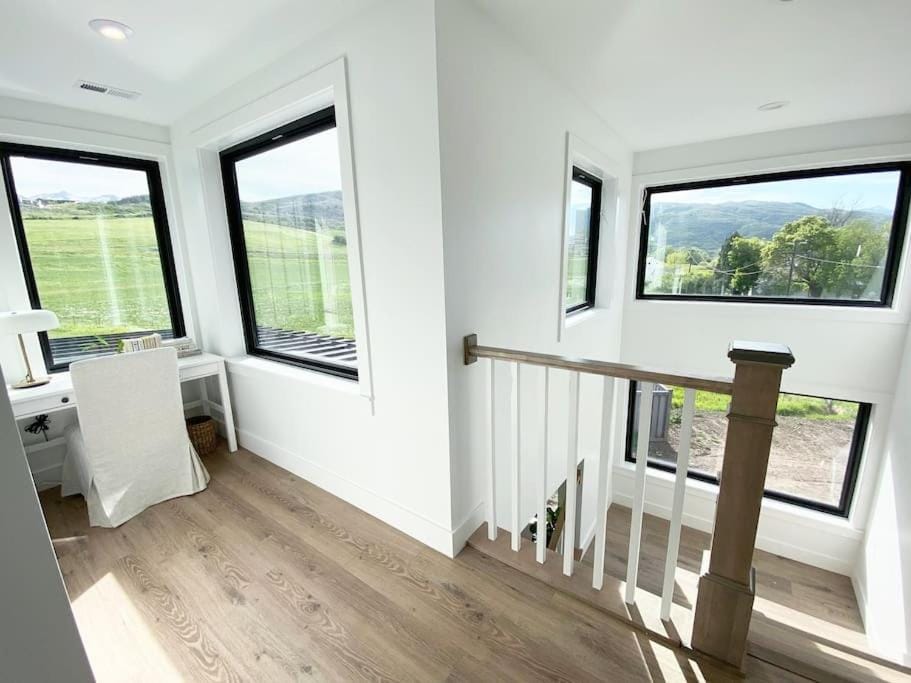 Luxury Ski Home 5 min from SnowBasin, 50' from Pineview Lake House in Huntsville