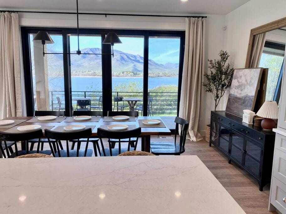 Kitchen or kitchenette, Dining area, Lake view