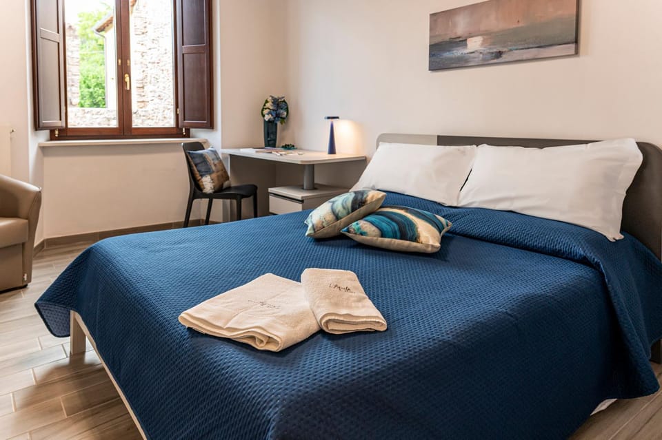 Bed, Photo of the whole room, Seating area, Bedroom, towels