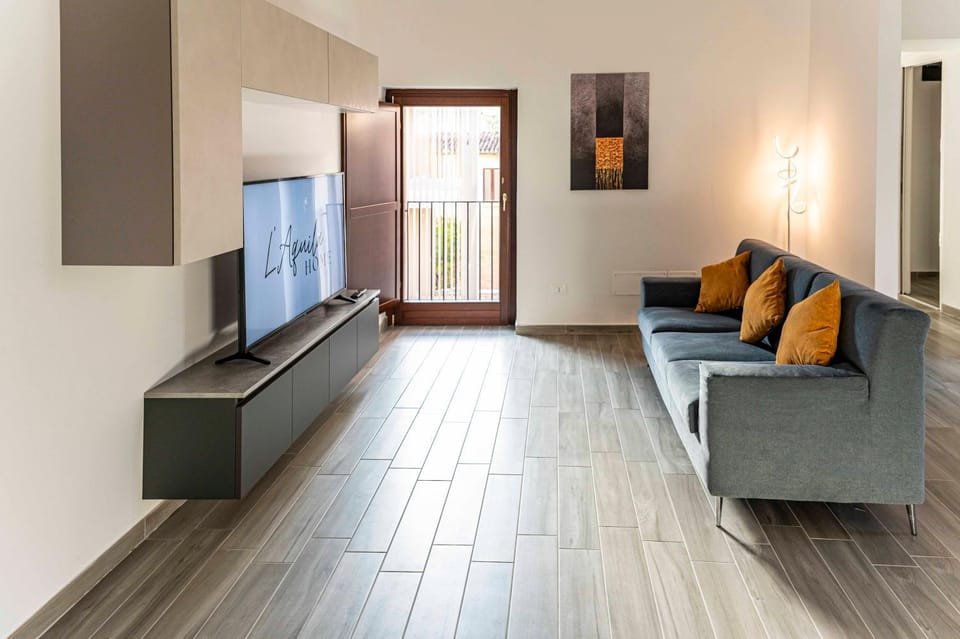 Communal lounge/ TV room, TV and multimedia, Living room, Seating area, Evening entertainment