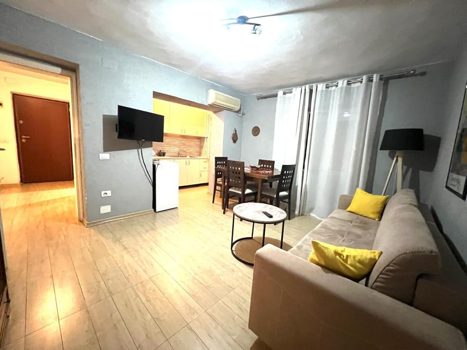 Communal lounge/ TV room, TV and multimedia, Kitchen or kitchenette, Living room, Seating area, Dining area, Evening entertainment