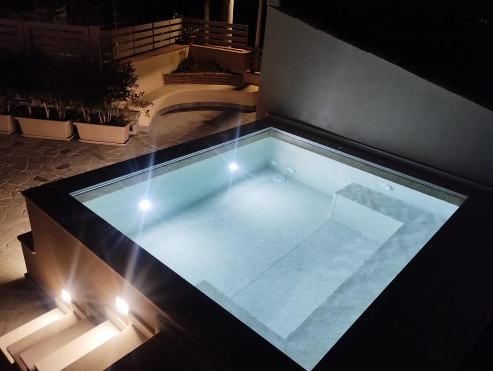 Hot Tub, Pool view