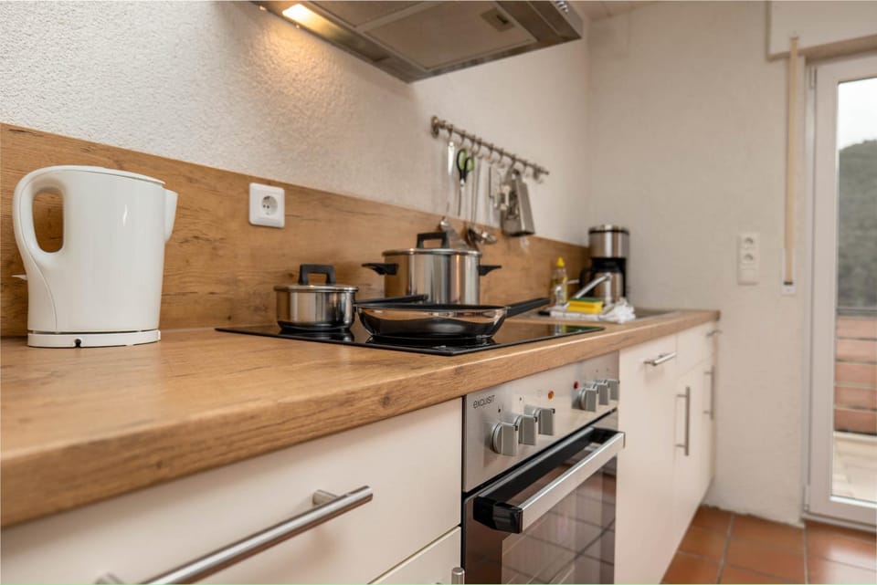 Coffee/tea facilities, Kitchen or kitchenette, dishwasher, stove