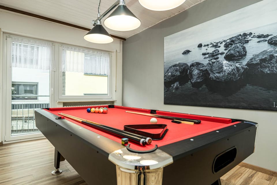 Billiard, Game Room