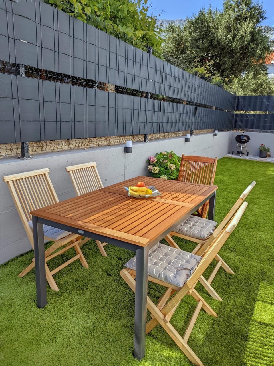 Patio, Day, Food and drinks, Seating area, Garden view