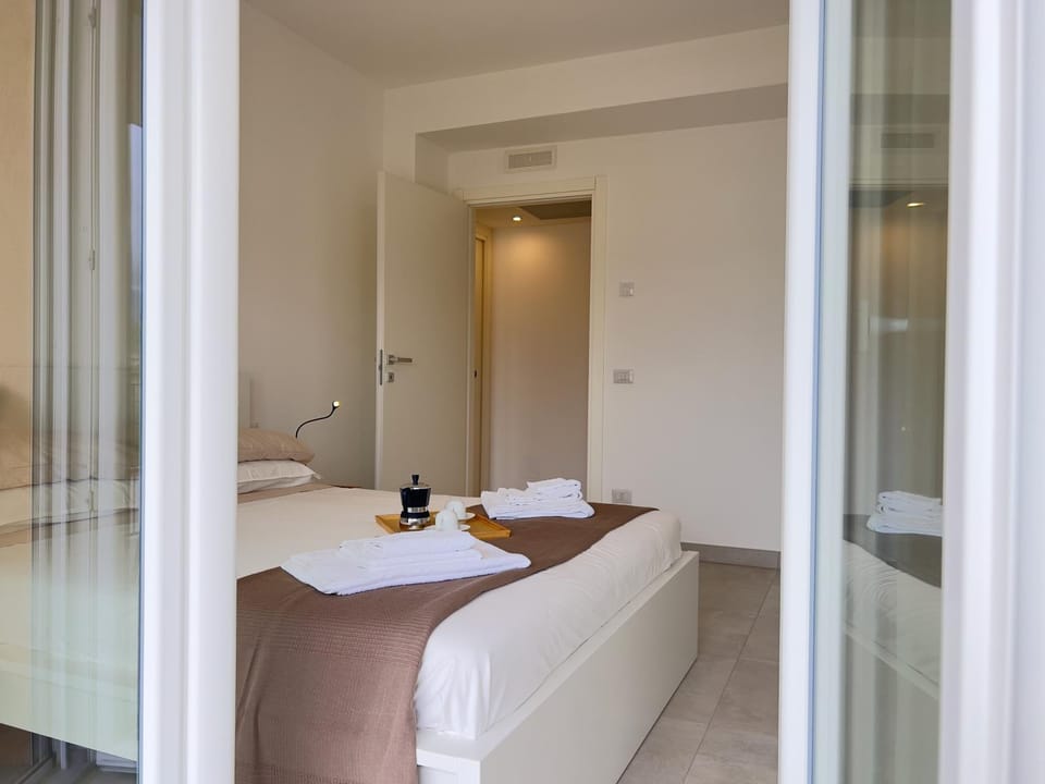 Photo of the whole room, Bedroom, towels