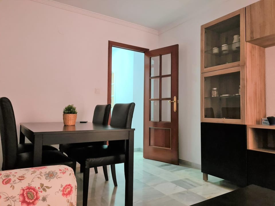 Communal lounge/ TV room, Living room, Dining area, air conditioner