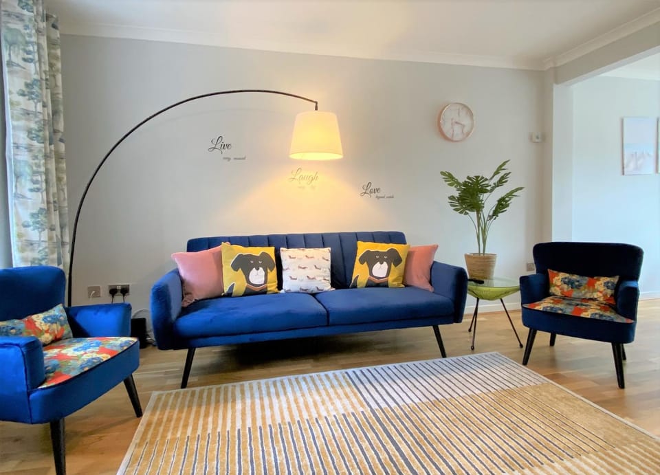 Redhill Town Centre 3 bed House near Gatwick Airport, easy commute to London Apartment in Redhill