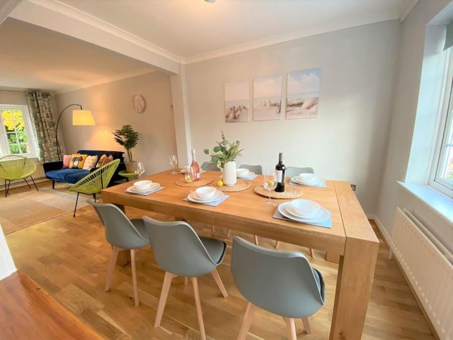 Redhill Town Centre 3 bed House near Gatwick Airport, easy commute to London Apartment in Redhill