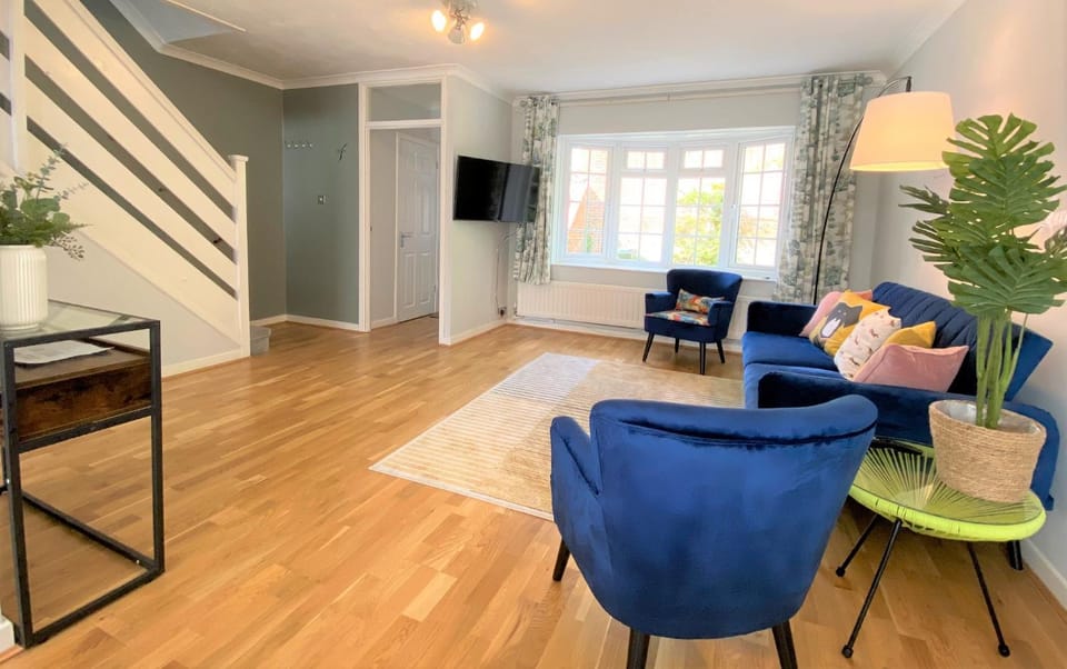 Redhill Town Centre 3 bed House near Gatwick Airport, easy commute to London Apartment in Redhill
