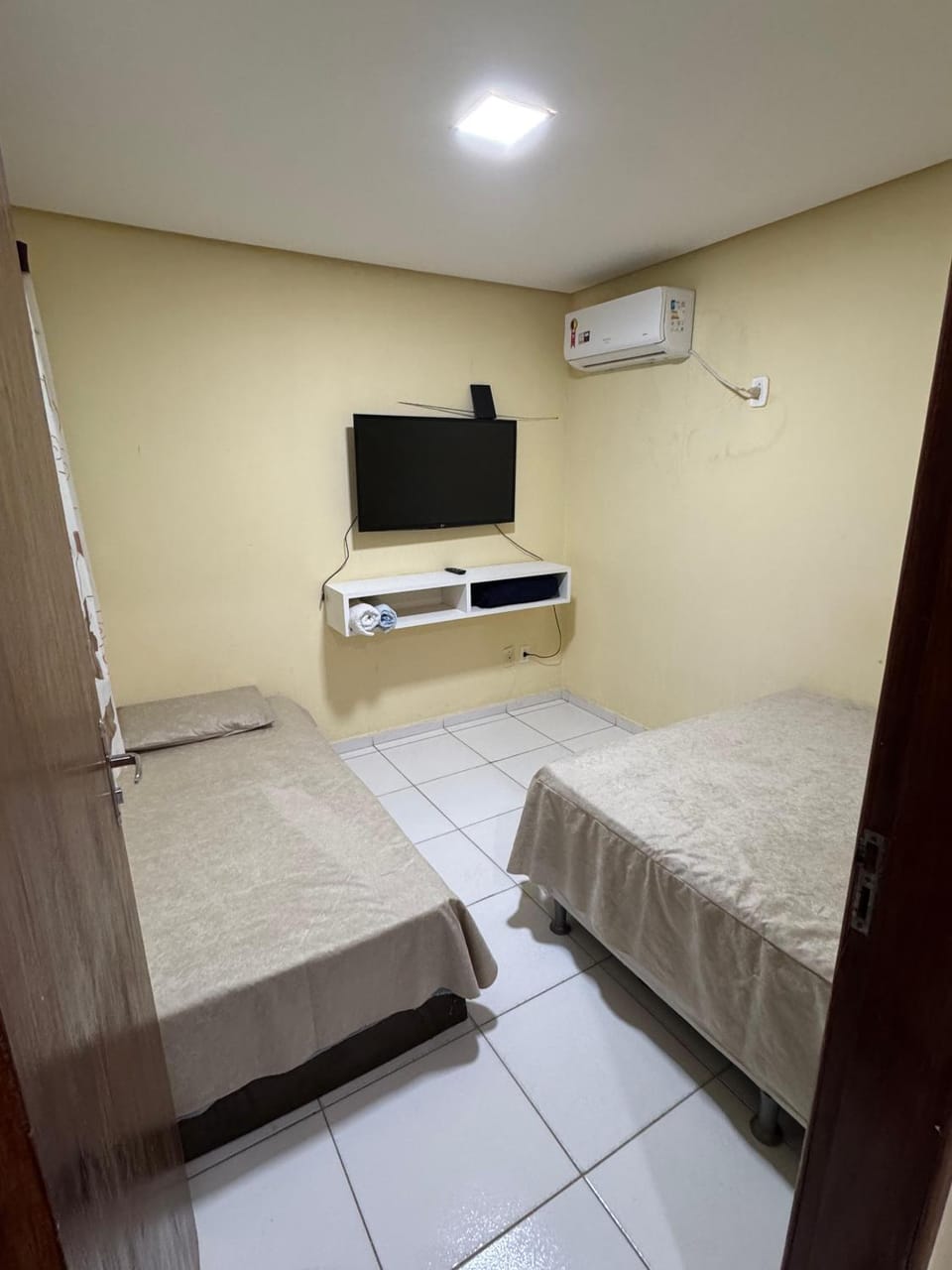 Bed, TV and multimedia, Bedroom, air conditioner
