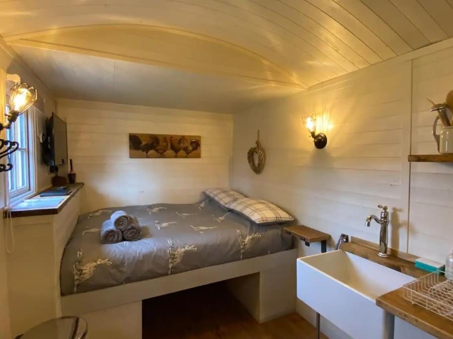 Plum Hut Apartment in Stoke Gabriel