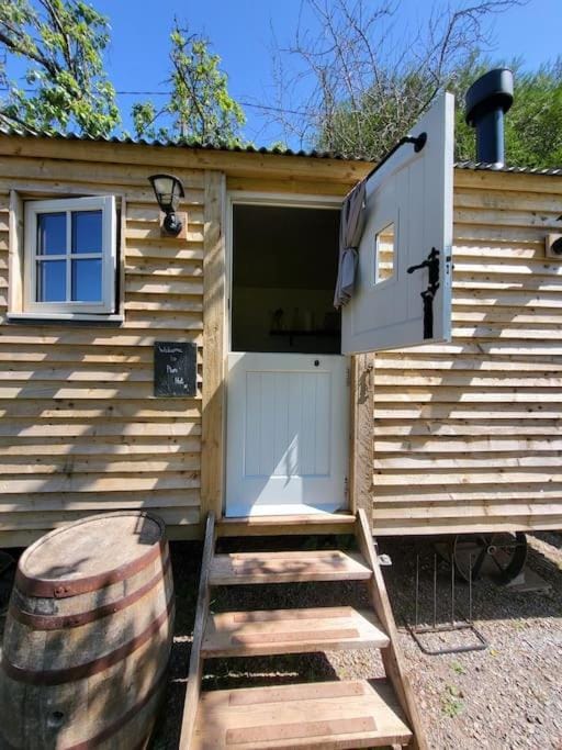 Plum Hut Apartment in Stoke Gabriel
