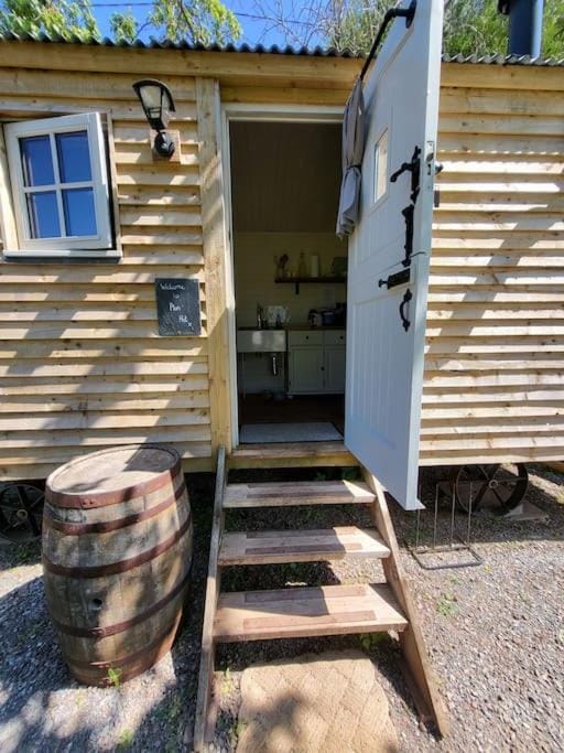 Plum Hut Apartment in Stoke Gabriel