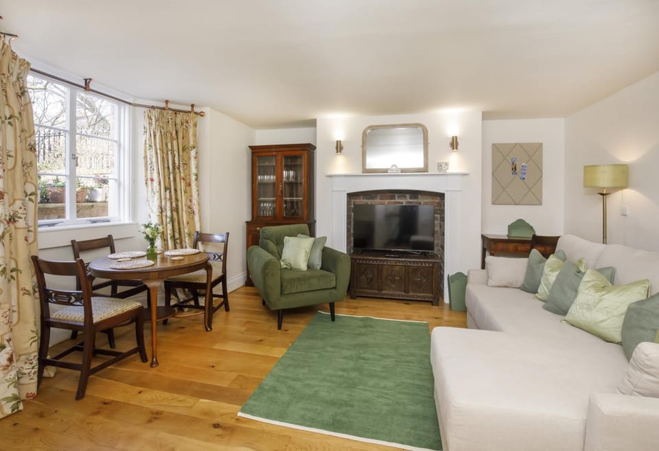 TV and multimedia, Living room, Seating area, Dining area, flat iron