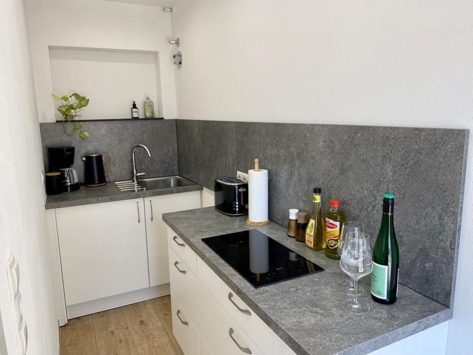 Coffee/tea facilities, Kitchen or kitchenette, stove