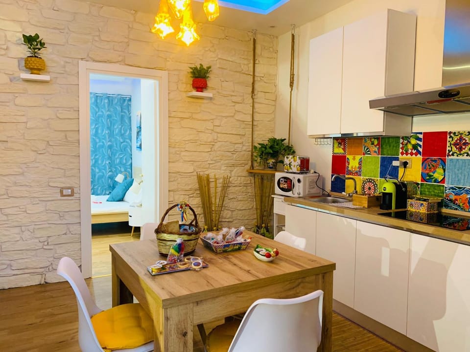 Kitchen or kitchenette, Dining area, minibar, pet friendly, stove